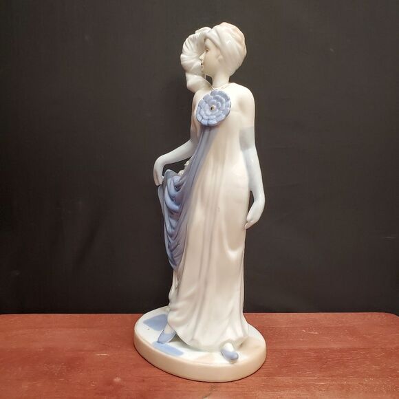 Vintage Blue and White Ceramic Socialite Flapper Figurine - Picture 2 of 10